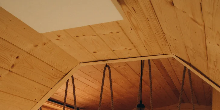 Romantický pobyt vo vybavenom tiny house na východe Čiech s kúpacou kaďou