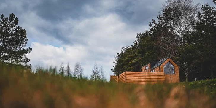 Romantický pobyt vo vybavenom tiny house na východe Čiech s kúpacou kaďou