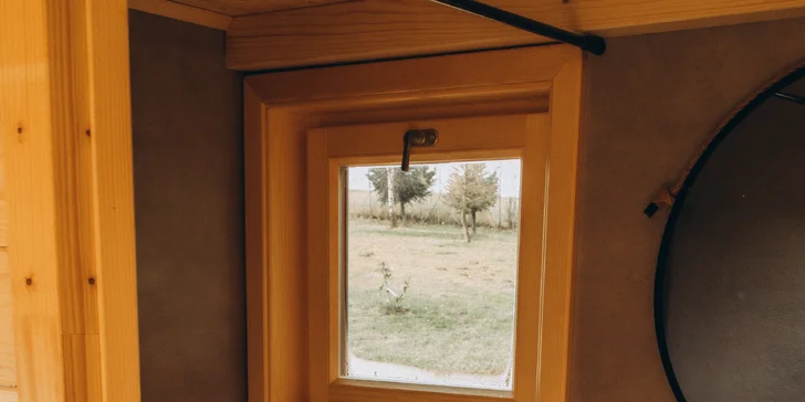 Romantický pobyt vo vybavenom tiny house na východe Čiech s kúpacou kaďou