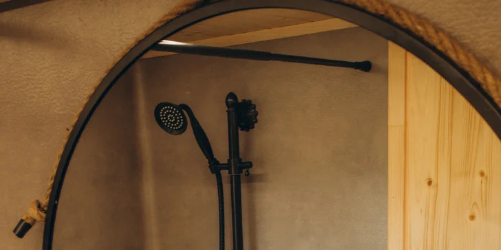 Romantický pobyt vo vybavenom tiny house na východe Čiech s kúpacou kaďou