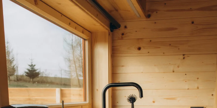 Romantický pobyt vo vybavenom tiny house na východe Čiech s kúpacou kaďou