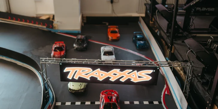 Jedinečná RC dráha na Orave: Jazdy na Revolt RC simulátore pre dospelých aj deti