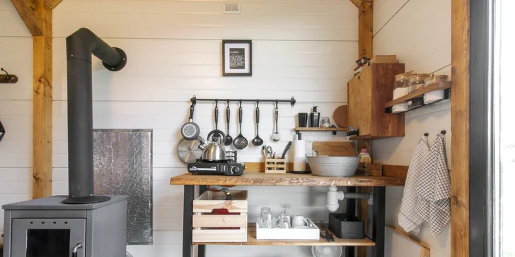 Glamping v krásne zariadenom otočnom tiny house pre 2 osoby a za príplatok hot tube