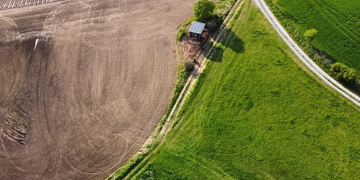 Glamping v krásne zariadenom otočnom tiny house pre 2 osoby a za príplatok hot tube