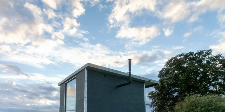 Glamping v krásne zariadenom otočnom tiny house pre 2 osoby a za príplatok hot tube