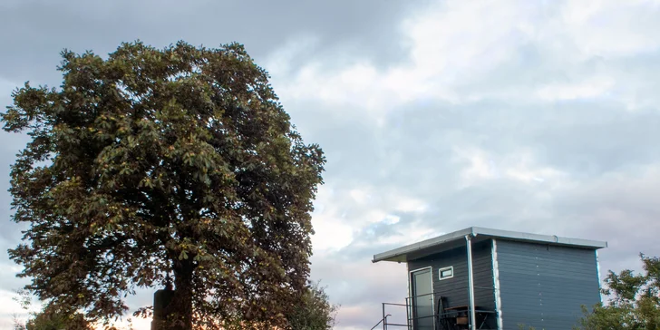 Glamping v krásne zariadenom otočnom tiny house pre 2 osoby a za príplatok hot tube