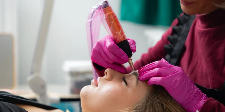 Permanentný make up: pery alebo púdrové obočie