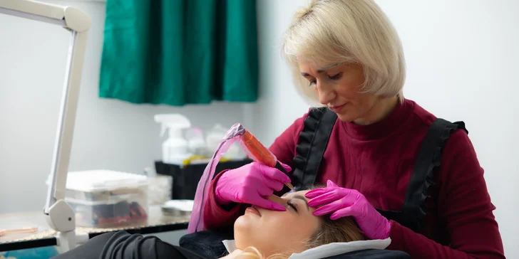 Permanentný make up: pery alebo púdrové obočie