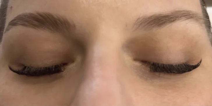 Pre krásny pohľad: laminácia obočia s farbením a formovaním