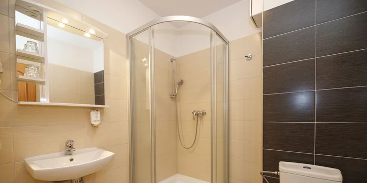 Pobyt na brehu jazera a v blízkosti lyžiarskych stredísk: polpenzia, bazén a vírivka