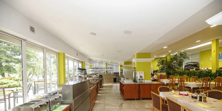 Pobyt na brehu jazera a v blízkosti lyžiarskych stredísk: polpenzia, bazén a vírivka