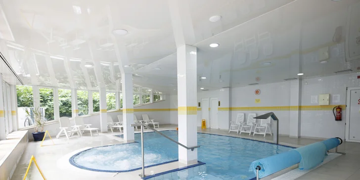 Pobyt na brehu jazera a v blízkosti lyžiarskych stredísk: polpenzia, bazén a vírivka