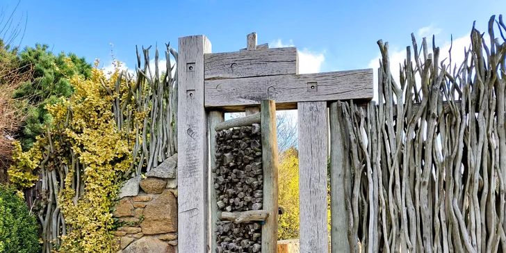 Glamping v západných Čechách: vybavený stan v záhrade vrátane vonkajšej kúpeľne