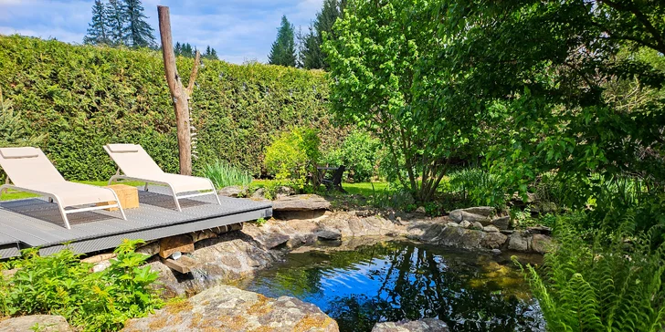 Glamping v západných Čechách: vybavený stan v záhrade vrátane vonkajšej kúpeľne