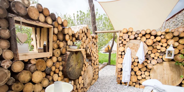 Glamping v západných Čechách: vybavený stan v záhrade vrátane vonkajšej kúpeľne