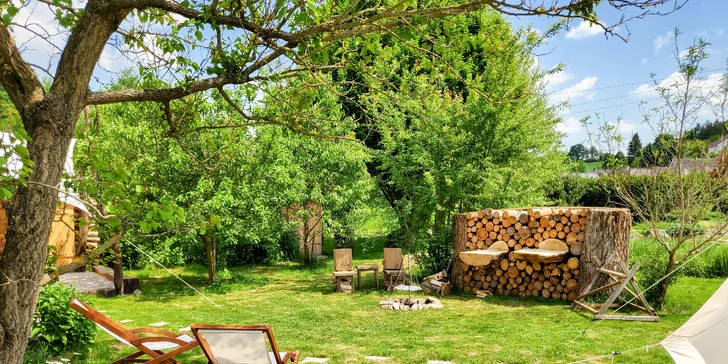Glamping v západných Čechách: vybavený stan v záhrade vrátane vonkajšej kúpeľne