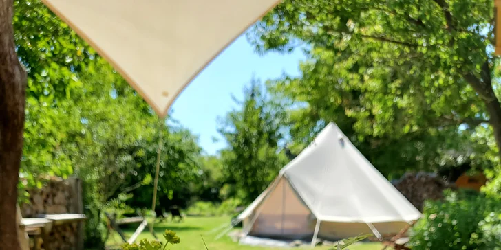 Glamping v západných Čechách: vybavený stan v záhrade vrátane vonkajšej kúpeľne