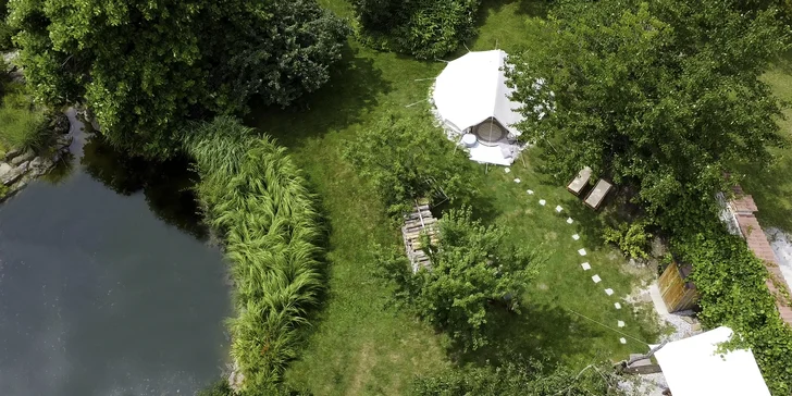 Glamping v západných Čechách: vybavený stan v záhrade vrátane vonkajšej kúpeľne