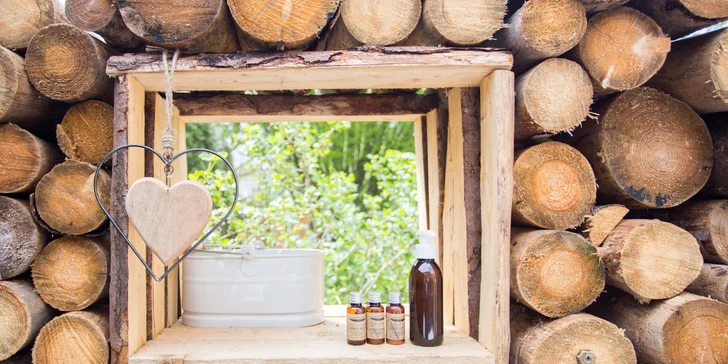 Glamping v západných Čechách: vybavený stan v záhrade vrátane vonkajšej kúpeľne