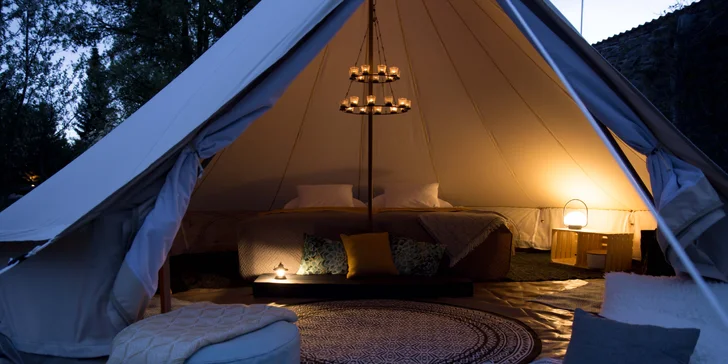 Glamping v západných Čechách: vybavený stan v záhrade vrátane vonkajšej kúpeľne