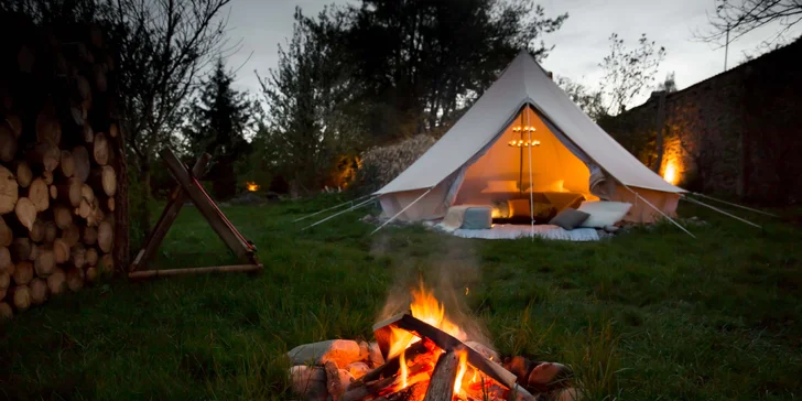 Glamping v západných Čechách: vybavený stan v záhrade vrátane vonkajšej kúpeľne