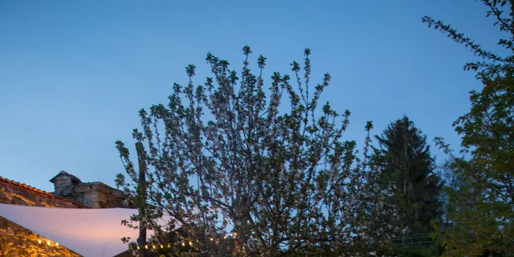 Glamping v západných Čechách: vybavený stan v záhrade vrátane vonkajšej kúpeľne