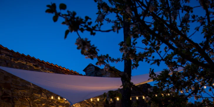 Glamping v západných Čechách: vybavený stan v záhrade vrátane vonkajšej kúpeľne