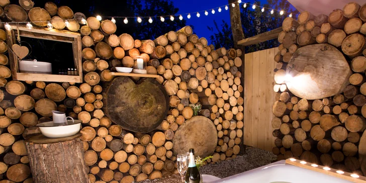 Glamping v západných Čechách: vybavený stan v záhrade vrátane vonkajšej kúpeľne