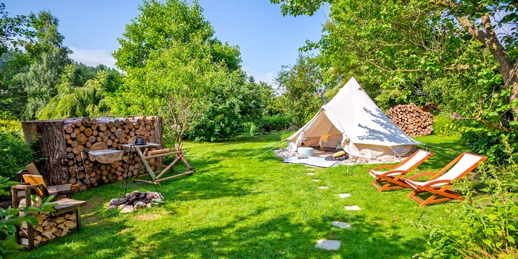 Glamping v západných Čechách: vybavený stan v záhrade vrátane vonkajšej kúpeľne