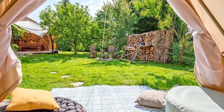 Glamping v západných Čechách: vybavený stan v záhrade vrátane vonkajšej kúpeľne