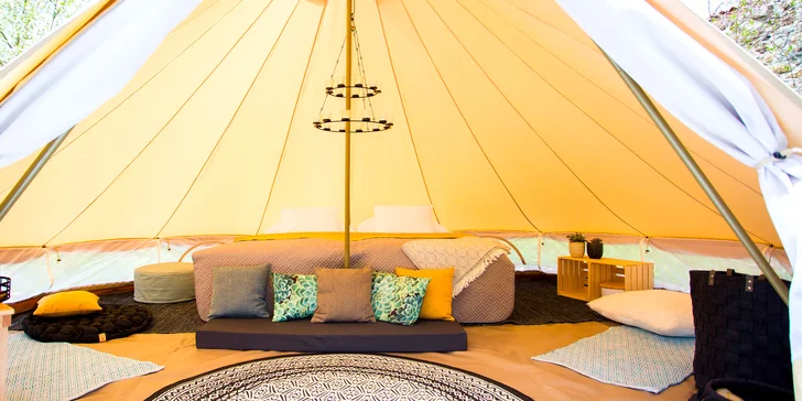 Glamping v západných Čechách: vybavený stan v záhrade vrátane vonkajšej kúpeľne