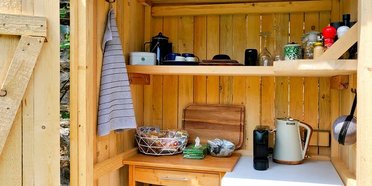 Glamping v západných Čechách: vybavený stan v záhrade vrátane vonkajšej kúpeľne