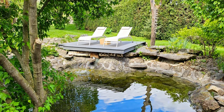 Glamping v západných Čechách: vybavený stan v záhrade vrátane vonkajšej kúpeľne