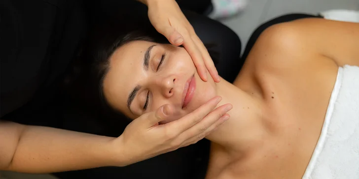 Lifting bez ihiel: španielska anti-age masáž tváre