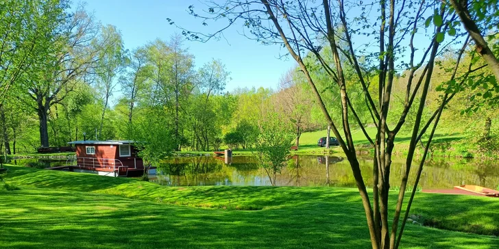 Hausbót Pohodička na rybníčku: pobyt s rybolovom aj plavbami na loďke