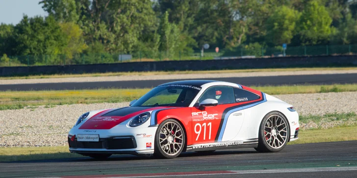 Zážitková jazda na okruhu SLOVAKIA RING: za volantom alebo ako spolujazdec v štyroch nadupaných vozidlách