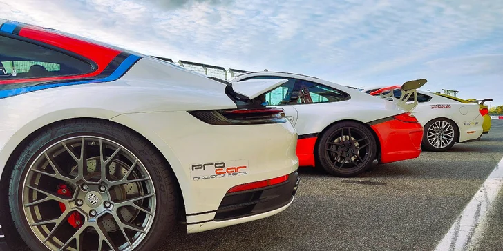 Zážitková jazda na okruhu SLOVAKIA RING: za volantom alebo ako spolujazdec v štyroch nadupaných vozidlách