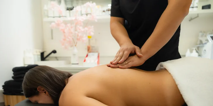 Klasická masáž šije, krku a chrbta aj variant s bankovaním: 60 minút relaxácie