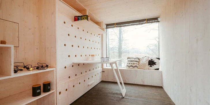 Samota a pokoj priamo pri rybníku v posede na Vysočine: minimalistický dizajn a vôňa dreva