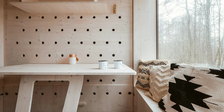 Samota a pokoj priamo pri rybníku v posede na Vysočine: minimalistický dizajn a vôňa dreva