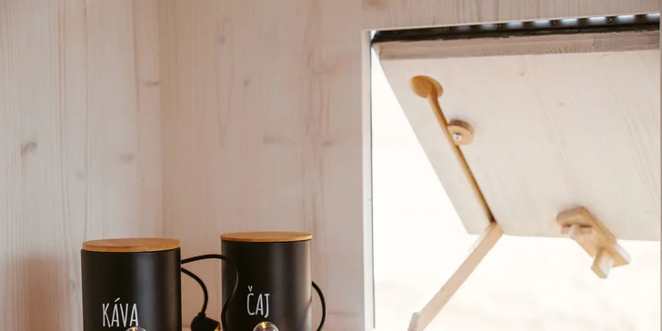 Samota a pokoj priamo pri rybníku v posede na Vysočine: minimalistický dizajn a vôňa dreva