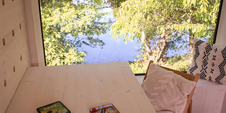 Samota a pokoj priamo pri rybníku v posede na Vysočine: minimalistický dizajn a vôňa dreva