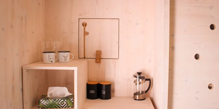 Samota a pokoj priamo pri rybníku v posede na Vysočine: minimalistický dizajn a vôňa dreva