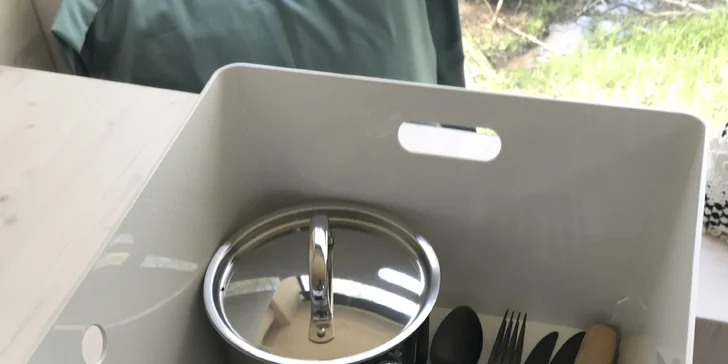 Samota a pokoj priamo pri rybníku v posede na Vysočine: minimalistický dizajn a vôňa dreva