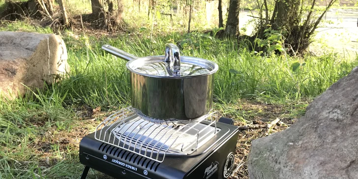 Samota a pokoj priamo pri rybníku v posede na Vysočine: minimalistický dizajn a vôňa dreva