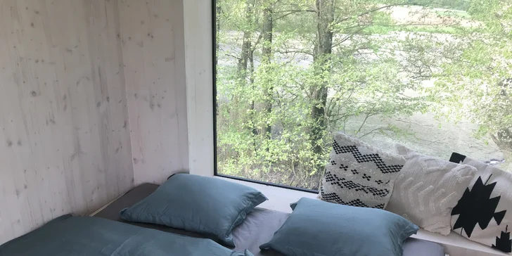 Samota a pokoj priamo pri rybníku v posede na Vysočine: minimalistický dizajn a vôňa dreva