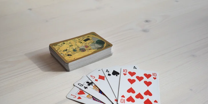 Samota a pokoj priamo pri rybníku v posede na Vysočine: minimalistický dizajn a vôňa dreva