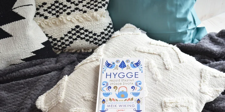 Samota a pokoj priamo pri rybníku v posede na Vysočine: minimalistický dizajn a vôňa dreva