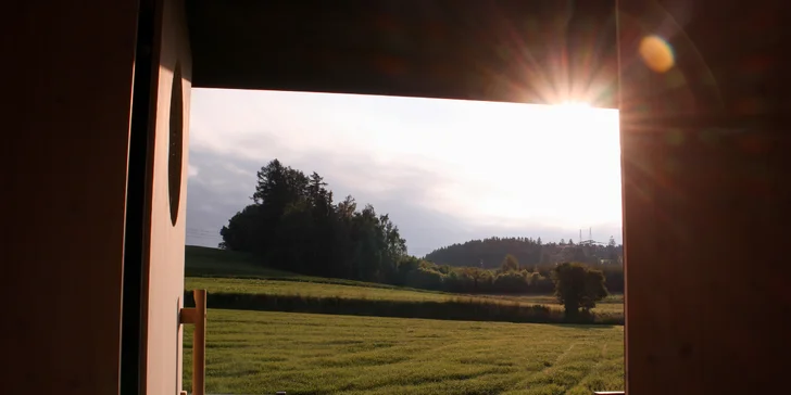 Samota a pokoj priamo pri rybníku v posede na Vysočine: minimalistický dizajn a vôňa dreva