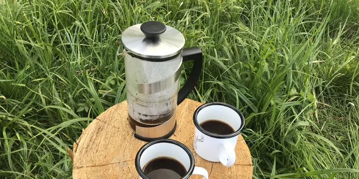 Samota a pokoj priamo pri rybníku v posede na Vysočine: minimalistický dizajn a vôňa dreva